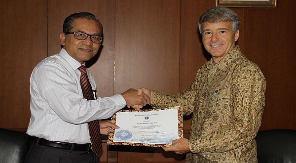 20 tahun Teliti Primata, IPB memberikan Randall Penghargaan