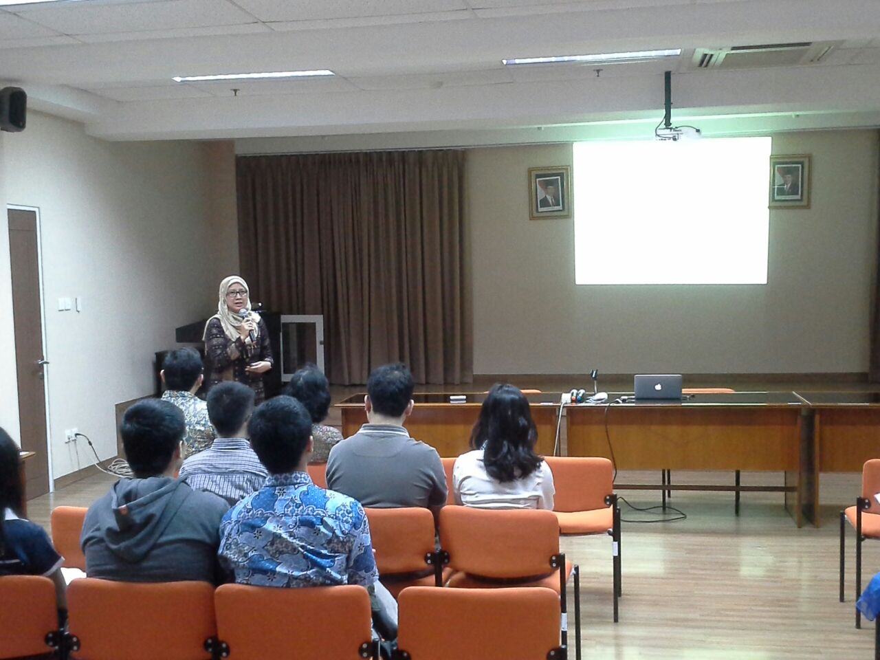 Dr. drh. Diah Iskandriati sedang memberikan materi di Fakultas Kedokteran Universitas Tarumanegara