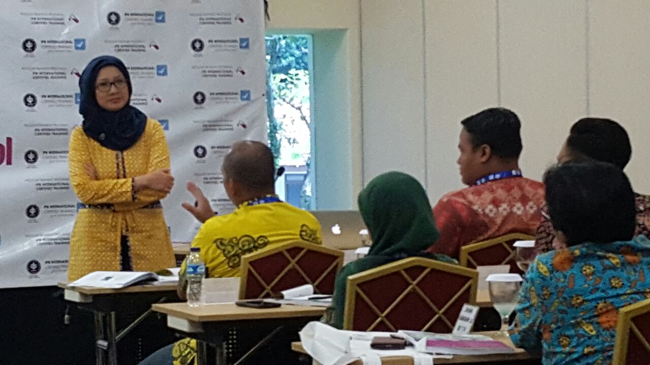 Dr. drh. Diah Iskandriati sedang memberikan topik presentasi