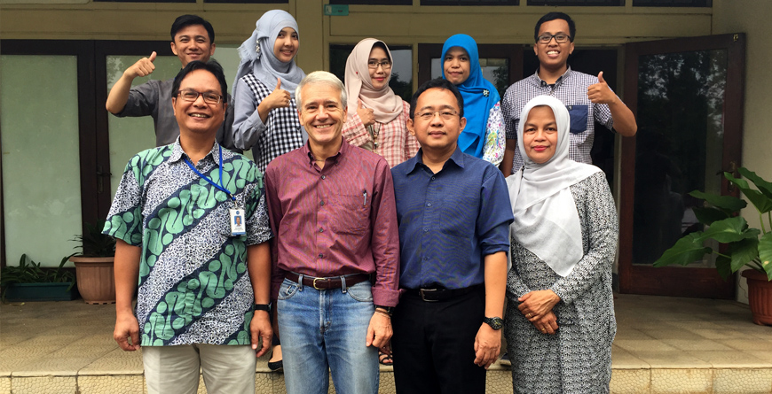 Radall C Kyes bersama staf dan pegawai PSSP LPPM-IPB