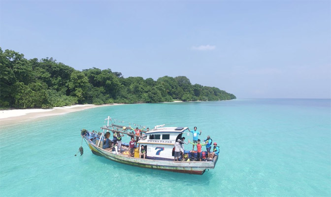 Kegiatan Pengambilan Gambar dan mengeksplor keanekaragaman hayati laut yang ada di daerah Muara Binuangeun dan pulau Tinji