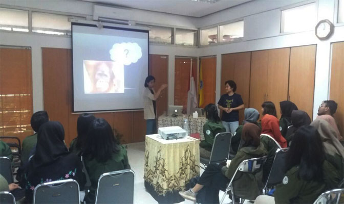 Drh Fitriya ND, PhD dan Drh Permanawati saat memberikan kuliah