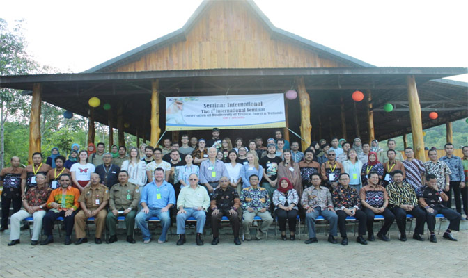 Dr.Ir. Entang Iskandar, MSi Menjadi Pembicara Seminar Internasional di Universitas Lambung Mangkurat, Banjar Baru Kalimantan Selatan