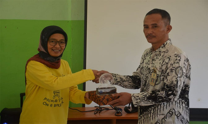 Dr Ir Dyah Perwitasari (PSSP) saat  memberikan Cendramata kepada SDN Cikiruh Wetan 2