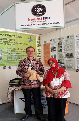 Kepala LPPM-IPB saat berkunjung ke stand PSSP