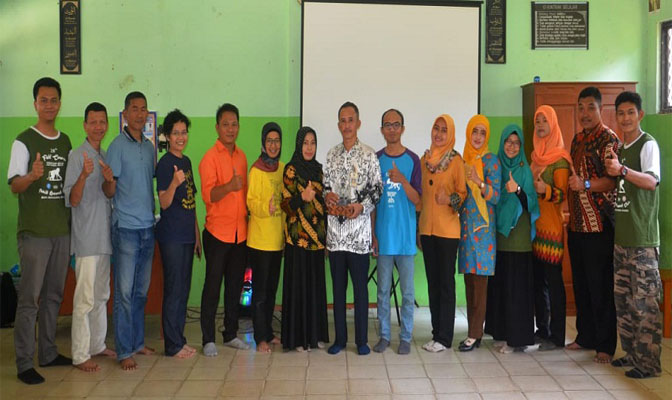 Foto bersama Staf PSSP, Guru SDN Cikiruh Wetan dan Mahasiswa Primatologi 