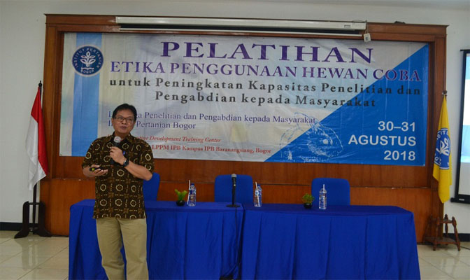 Dr drh Joko Pamungkas, MSc sebagai narasumber pelatihan penggunaan hewan coba