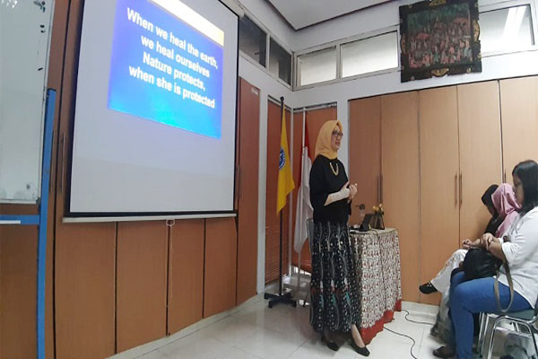 Dr drh Diah Iskandriati saat menjadi Pembicara Seminar Let Us Hear What The Expert Say About Monkey Pox and Human Papilloma Virus