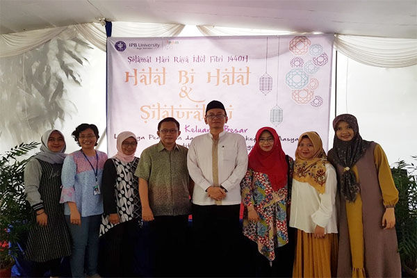 Foto Bersama dengan Bapak Dr Ir Aji Hermawan, MM Kepala LPPM-IPB